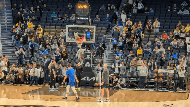 星空体育APP-勇士球迷蹲守82场,终于拍到库里热身"作弊码"